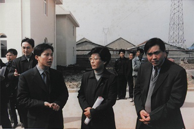 2001年2月20日，時(shí)任國(guó)家環(huán)保局副局長(zhǎng)汪紀(jì)戎一行視察公司