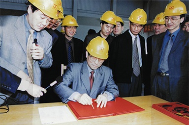 2002年4月3日，時(shí)任浙江省省長(zhǎng)柴松岳視察景興工業(yè)園