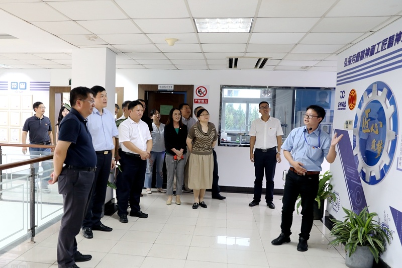 2020年7月29日，時(shí)任浙江省政協(xié)常委、社法委副主任、省總工會(huì)副主席、一級(jí)巡視員董建偉蒞臨景興紙業(yè)調(diào)研新時(shí)代工匠培育工作