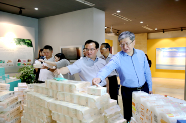 2019年 5月22日，時任浙江省社會組織綜合黨委專職副書記、省民政廳社會組織管理局局長蔡國華蒞臨景興紙業(yè)調(diào)研企業(yè)發(fā)展情況和黨建工作